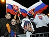 Fanouci na Slovensku fandí svému týmu v zápase s Kanadou.