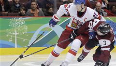 Eliá se tlaí ped branku Lotyska.