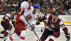 Eliá se tlaí ped branku Lotyska.