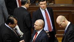 Zleva pedseda SSD Jií Paroubek, ministr obrany Martin Barták a poslanec SSD Bohuslav Sobotka po hlasování o navýení mateské.