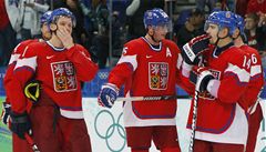 Zklamaní �e�tí hokejisté po zápase s Finskem.