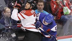 Tvrdý souboj u mantinelu. 