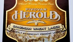 Kvasnicový peniní leák z pivovaru Herold má nejhezí pivní etiketu.