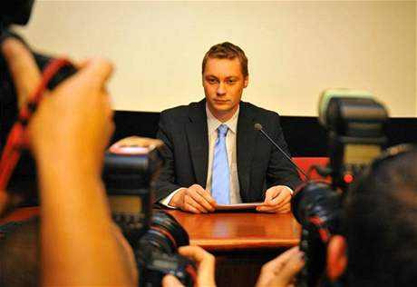 Jan Morava oznámil na tiskové konferenci, e se vzdává poslaneckého mandátu.
