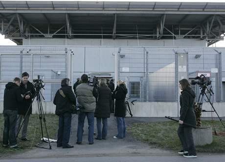 Oste sledovaný proces. Novinái ekají ped soudní budovou v Düsseldorfu.