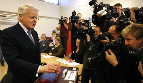 Islandský prezident Ólafur Ragnar Grímsson hlasuje v referendu.
