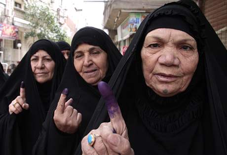 V zahranií se zaalo volit ji dnes. Na snímku Iráanky ijící v Sýrii. 
