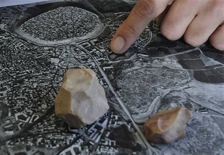 Archeolog Karel Nováek ukazuje novinám 150 000 let staré kousky pazourk, které patí k nálezm eského výzkumného týmu v severním Iráku