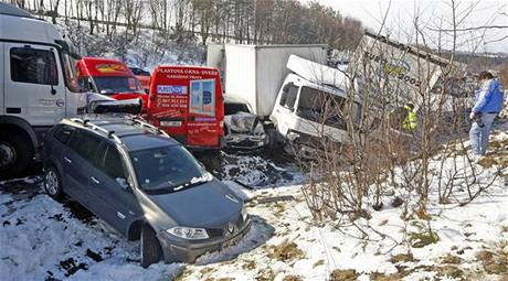 Hromadná nehoda na dálnici D1. 20. bezna 2008 se srazilo pes sto aut.
