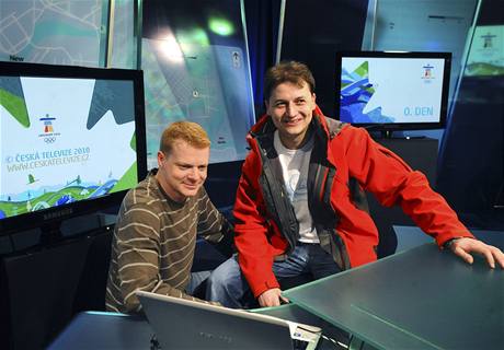 Sportovní komentátoi David Kozohorský (vlevo) a Vojtch Bernatský v olympijském studiu eské televize