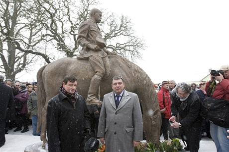 David Rath a Jií Paroubek odhalují sochu TGM, fotograf v ervené budn fotí na píkaz éfa jeho odprce.