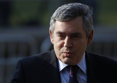 Britský premiér Gordon Brown pichází vypovídat o válce v Iráku