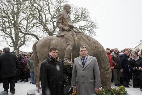 Ji Paroubek a David Rath ped novou sochou T.G. Masaryka v Lnech 
