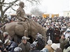 6.3.2010 - Ale lidí pijelo i v tom mrazivém poasí spousta, je to vbec první Masarykova jezdecká socha.