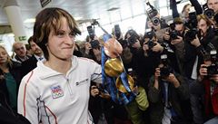 Martina Sáblíková ukazuje své medaile.