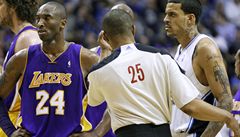 Kobe Bryant a Tony Brothers.