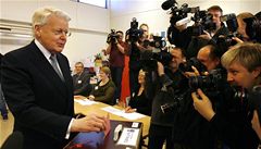 Islandský prezident Ólafur Ragnar Grímsson hlasuje v referendu. | na serveru Lidovky.cz | aktuální zprávy