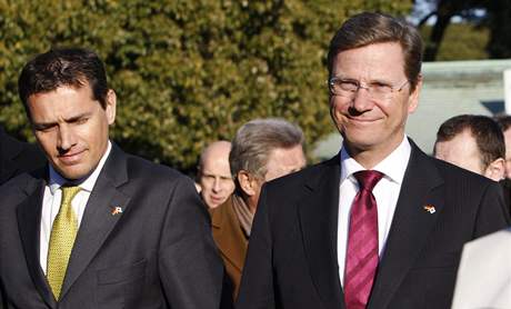 Ministr zahranií Guido Westerwelle (vpravo) a jeho pítel Michael Mronz (vlevo)