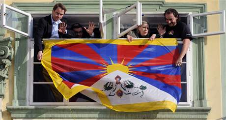 Poslanci Strany zelených (zleva) Martin Bursík, Ondej Lika, Kateina Jacques a Pemysl Rabas vyvsili tibetskou vlajku z okna snmovny.