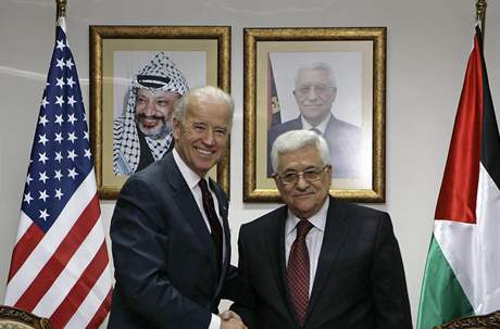 Joe Biden (vlevo) a Mahmúd Abbás spolu jednali v Ramalláhu. 