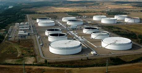 Centralná tankovit ropy v Nelahozevsi, kde se skladují eské ropné rezervy.