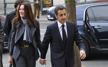 Nicolas Sarkozy se svojí enou Carlou Bruniovou v den voleb.