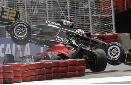 Jezdec Marco Andretti jen o vlásek unikl zranní poté, co na jeho vz doslova pistál soupe Mario Moraes.