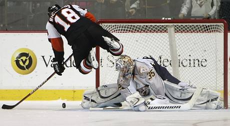 Létající kapitán Philadelphie Mike Richards.