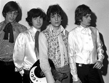Zemřel původní člen skupiny Pink Floyd Syd Barrett (druhý zprava).
