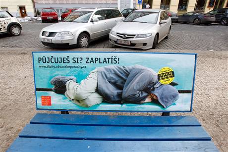 Kampa Prahy proti zadluování je vidt na 800 laviek, osmdesáti billboardech a 50 tisících samolepek s nápisem exekun zabaveno.