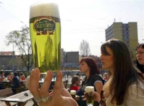 Zelen pivo na Zelen tvrtek. To je ji tradin marketingov tah brnnskho pivovaru Starobrno. 