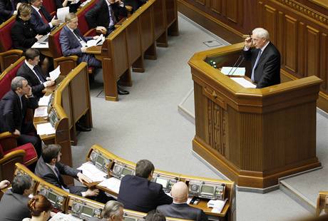 Nový ukrajinský premiér Mykola Azarov prý ukrajintinu píli neovládá.