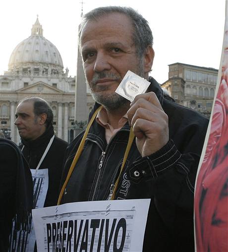 Lepí ne kondomy je sexuální zdrenlivost, tvrdí Vatikán. S tímto názorem mnozí Italové nesouhlasí (na snímku je demonstrace na Svatopetrském námstí z loského bezna). 