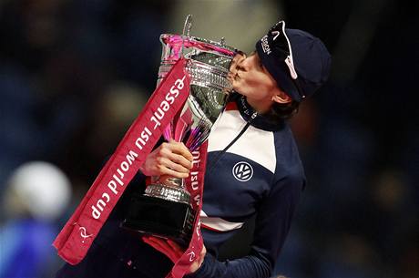 Martina Sáblíková líbá trofej, kterou získala za vítězství ve světovém poháru. 