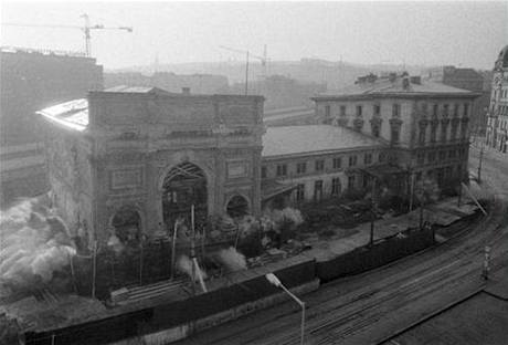 Těšnovské nádraží, dříve Denisovo, komunisté zbourali kvůli stavbě severojižní magistrály.