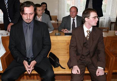 Jan Turek (vlevo) u soudu na lavici ob�alovaných, vpravo Jan �krla.