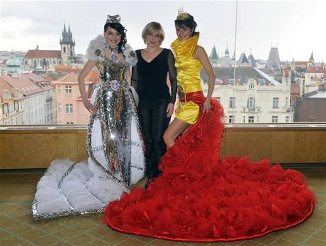 Návrhářka Marie Zelená vytvořila kolekci reprezentačních šatů pro Prahu.