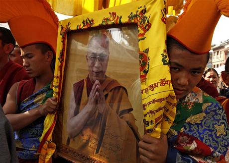 Film Slunce za mraky vypráví o minulosti, současnosti a možné budoucnosti Tibetu, který je okupovaný Čínou. Okupanti se vyžívají například v ničení portrétů tibetského vůdce dalajlamy.
