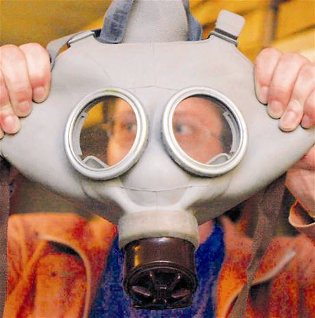 Za neopatrnost pi povolování vývozu výrobk pouitelných k muení kritizuje eské úady organizace Amnesty International. K muení lze vyuít napíklad paralyzéry, pouta i plynové masky.