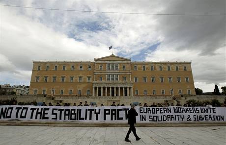 Finanní krize v ecku - ilustraní foto ped parlamentem v Aténách