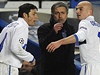 José Mourinho pi válené porad s Argentinci Cambiassem a Zanettim.
