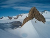 Z ledovce vynívají vrcholky hor zvané nunataky 