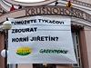 Konferenci SSD v Teplicích provázejí protesty Greenpeace.