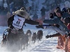 Iditarod, závod psích speení napí Aljakou: závodník Lance Mackey, vítz posledních tí roník, zdraví fanouky.