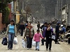 Lidé v Chile oputjí po zemtesení své domovy.