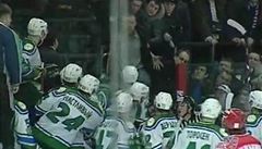 VIDEO: Skandl v KHL. Fanouek zmltil bhem zpasu branke soupee