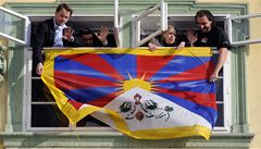 Poslanci Strany zelených (zleva) Martin Bursík, Ondřej Liška, Kateřina Jacques a Přemysl Rabas vyvěsili tibetskou vlajku z okna sněmovny. | na serveru Lidovky.cz | aktuální zprávy