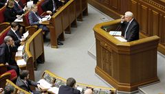 Ukrajinsk parlament jedn o vztazch s Ruskem. Venku se demonstruje