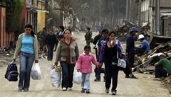 Lidé v Chile oputjí po zemtesení své domovy.