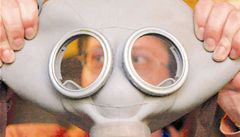 Za neopatrnost p�i povolování vývozu výrobk� pou�itelných k mu�ení kritizuje �eské ú�ady organizace Amnesty International. K mu�ení lze vyu�ít nap�íklad paralyzéry, pouta i plynové masky.